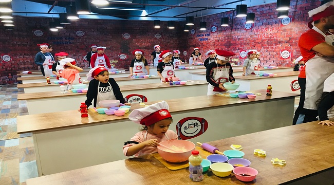 Masterchef yarışmacıları minik şeflerle mutfağa girdi