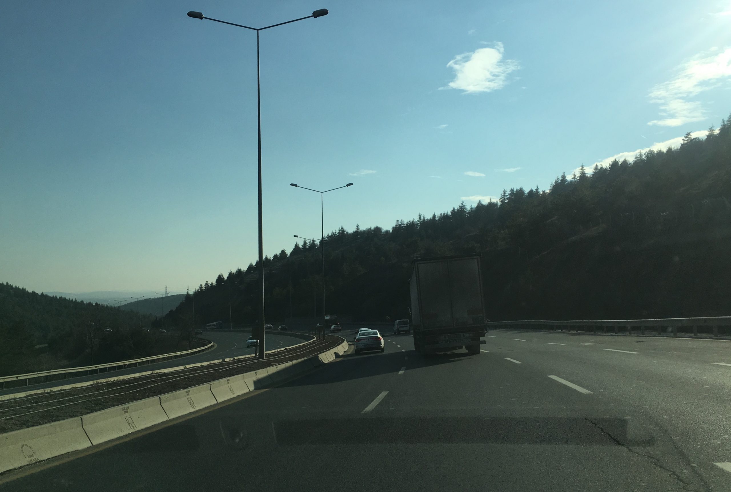 Yasak ama üçüncü şeritten gidiyor!