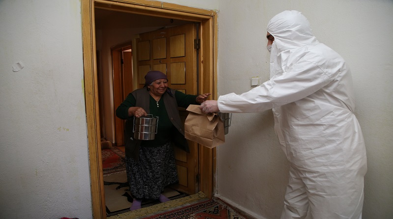 Gölbaşı Belediyesi, İhtiyaç Sahiplerine İftar Menülerini Ulaştırıyor