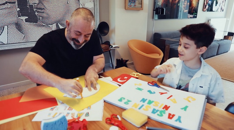 Cem Yılmaz’ın oğlu Kemal ile ilk reklam filmi