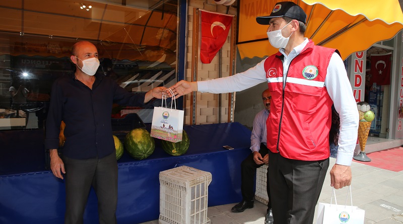 Gölbaşı Belediyesi vatandaşlara ve esnafa bayrak dağıttı