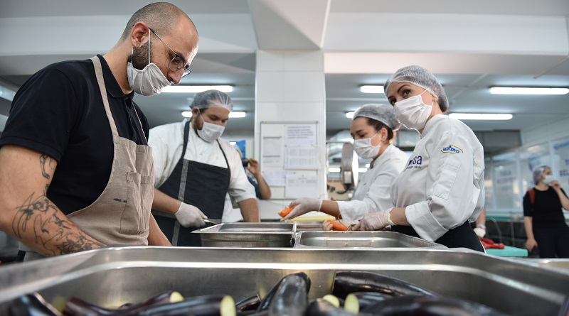 Ünlü şefler ihtiyaç sahipleri ve sağlık çalışanları için Tuzla Belediyesi’nin mutfağına girdi