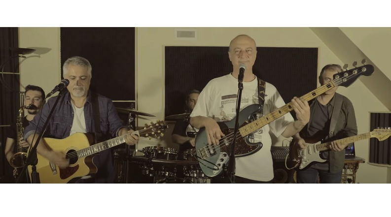 Doktorlar 'Salgında hayatını kayıp eden sağlıkçıların çocuklarına burs için söylüyor: AŞKIN TÜRKÜSÜ