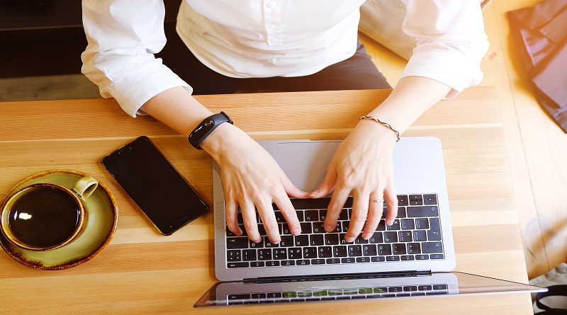 Çalışanların yaklaşık üçte birinin iş başında eskisinden daha çok vakit geçirdiğini ortaya çıkardı