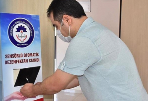ADIYAMAN: Öğretmen - Öğrenciler temassız el tezenfektanı üretti