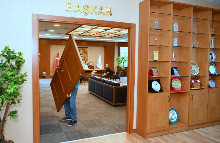 ‘Makam Kapısını’ söktürdü!