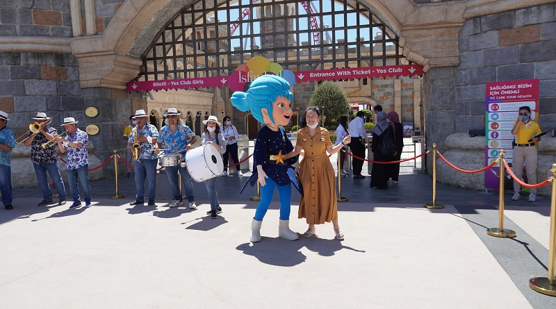 Neşeli maskotlar ve coşku dolu bando takımıyla İsfanbul Tema Park’ta bayram sevinci şenliğe dönüştü