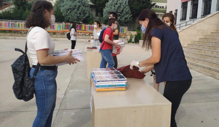 Öğrenciler: 146 milyon kitap sizi bekliyor