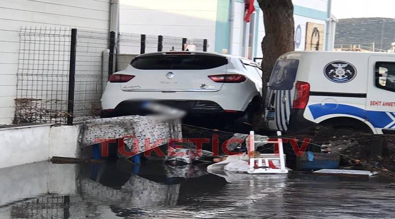 Sığacık - Tsunami Sonrası Araçlar üstüste kaldı...