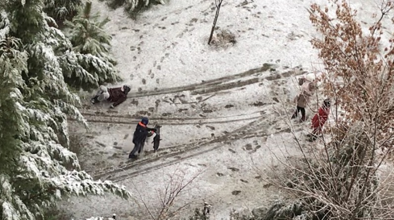 Ankara BEYAZA büründü - Çocuklar kayak yapmaya başladı!