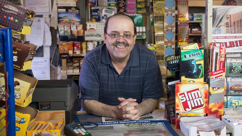 Bakkallar kasa önünde marketle yarışıyor