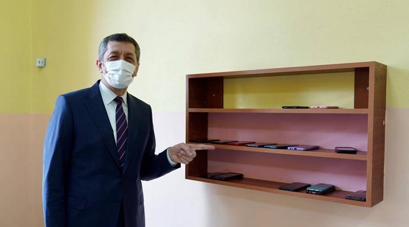 Bakan Selçuk:Öğrencilerimiz, cep telefonunu elinden bir an bile bırakamayan...