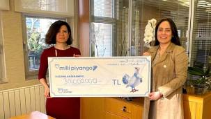 Milli Piyango özel yılbaşı çekilişi’nde 30 milyon TL ikramiye kazanan talihli çekini teslim aldı