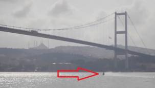 Suyun üstünde motorla gidiyor!