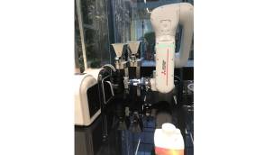 Robot baristadan %100 Hassasiyetle Bol Köpüklü Türk kahvesi