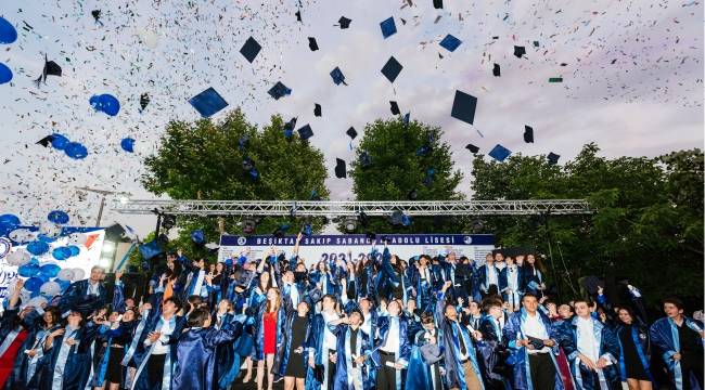 Sakıp Sabancı Anadolu Lisesi'nden dereceyle mezun olan 3 öğrenci Sakıp Sabancı Eğitim Ödülleri ile onurlandırıldı