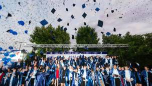 Sakıp Sabancı Anadolu Lisesi’nden dereceyle mezun olan 3 öğrenci Sakıp Sabancı Eğitim Ödülleri ile onurlandırıldı