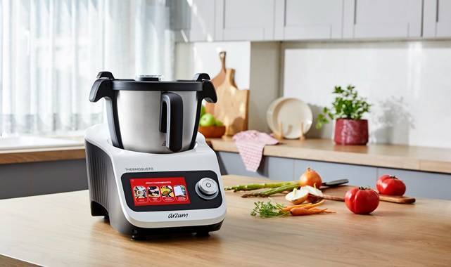 Arzum çok fonksiyonlu akıllı mutfak robotu Thermogusto’yu Şef Maksut Aşkar eşliğinde tanıttı