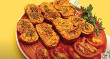 Haftanın bayat ekmek yemeği tarifi: Salçalı ekmek kanepesi 