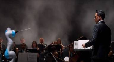 Robotların eşlik ettiği İstiklal Marşı videosu!